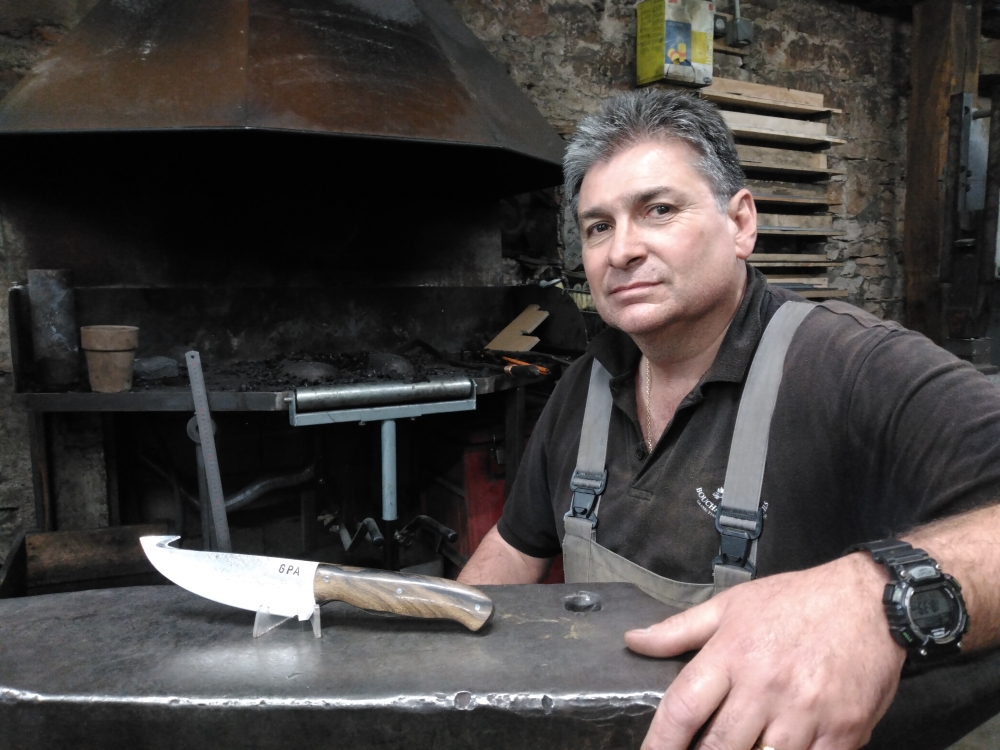 Couteau forgé, stage de forge-coutellerie proche de Langres, artisan ô feu forgé, forgeron-coutelier, Vielverge, O Feu Forgé