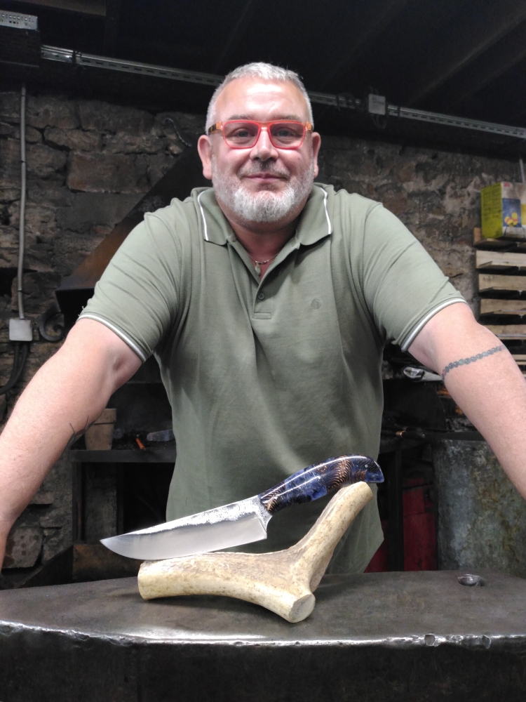 Couteau forgé, stage de forge-coutellerie proche de Dijon, artisan ô feu forgé, forgeron-coutelier, Vielverge, O Feu Forgé