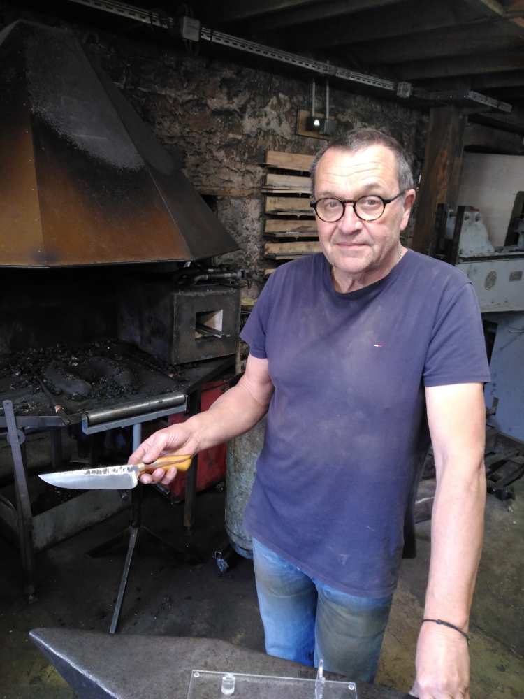 Couteau forgé, stage de forge-coutellerie proche de Dijon, artisan ô feu forgé, forgeron-coutelier, Vielverge, O Feu Forgé