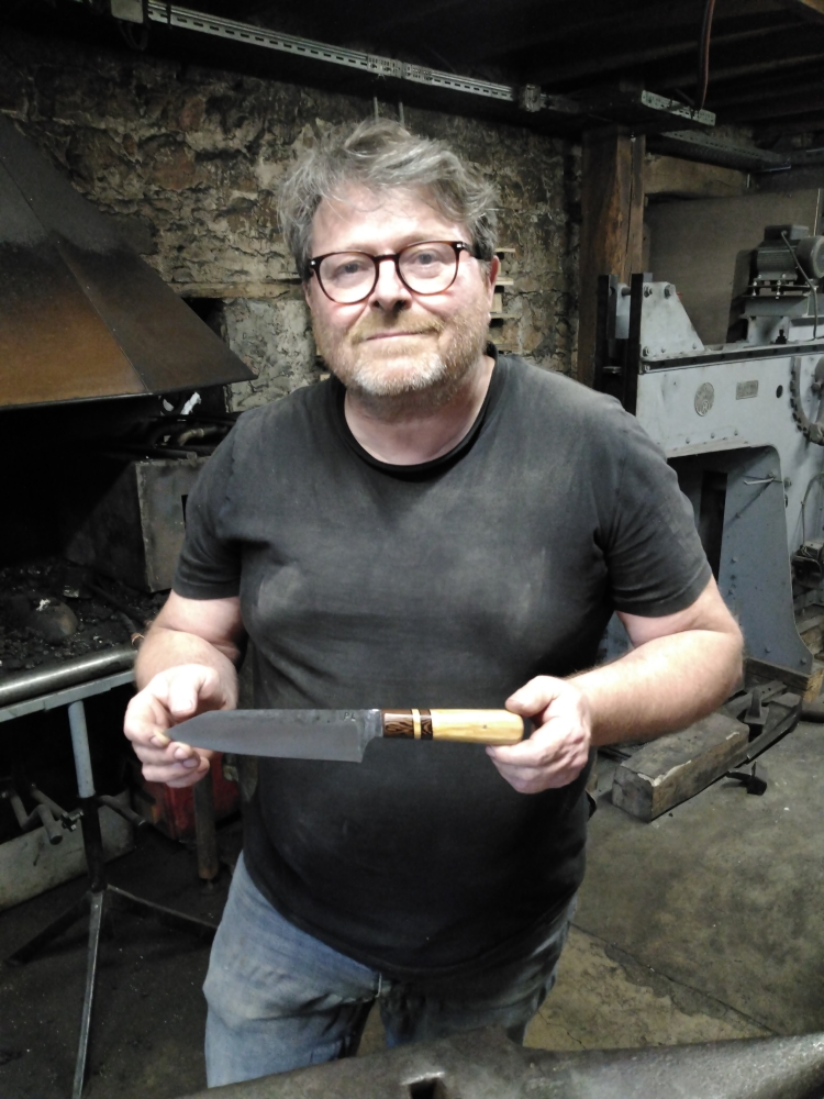 Couteau forgé, stage de forge coutellerie proche de Langres, artisan ô feu forgé, forgeron-coutelier, Vielverge, O Feu Forgé