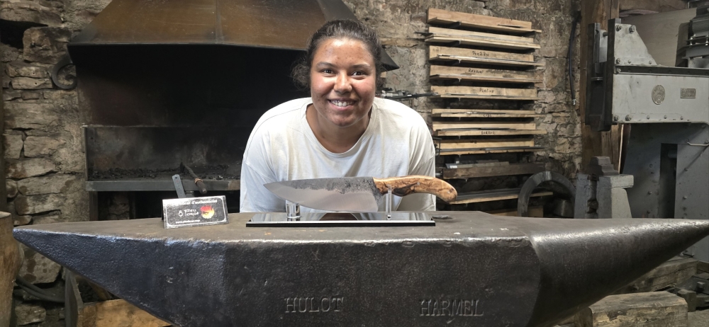 Deux lames, un souvenir : forger en couple dans la chaleur de l’atelier, Vielverge, O Feu Forgé
