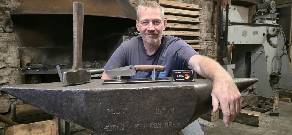 Un couteau suisse… forgé en Bourgogne !, Vielverge, O Feu Forgé