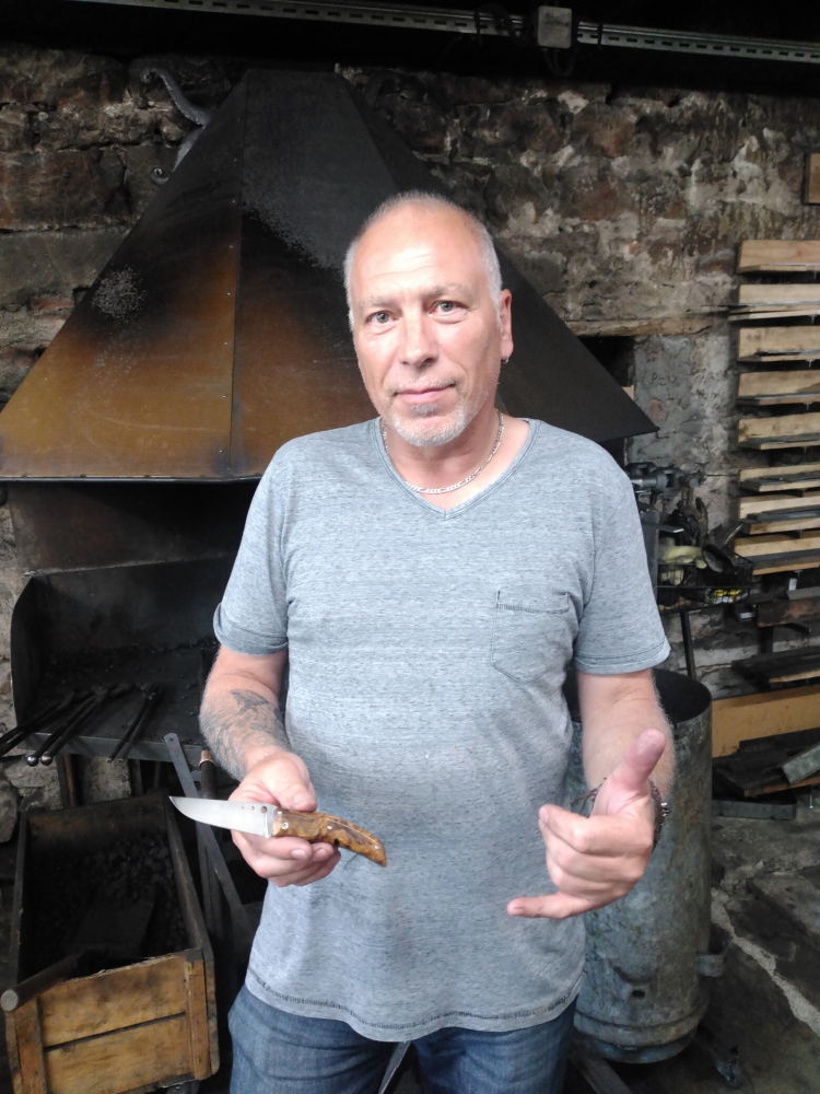 Un couteau pliant unique, né de patience et de précision, Vielverge, O Feu Forgé