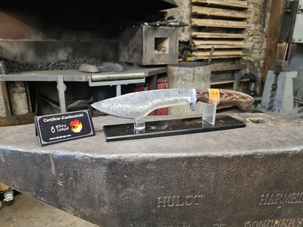 Un couteau forgé avec caractère sous la chaleur de l’atelier, Vielverge, O Feu Forgé