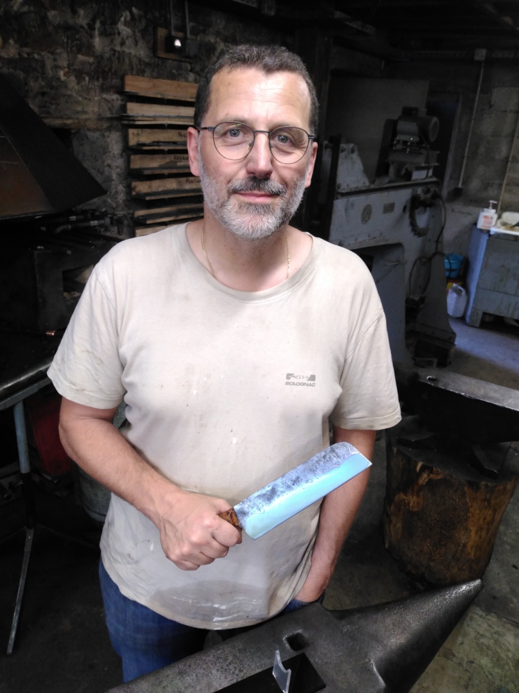 Lame d’atelier, âme de cuisinier : un couteau naît à Vielverge, Vielverge, O Feu Forgé