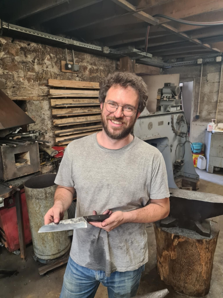 Un couteau forgé à la main, un sourire en plus, Vielverge, O Feu Forgé
