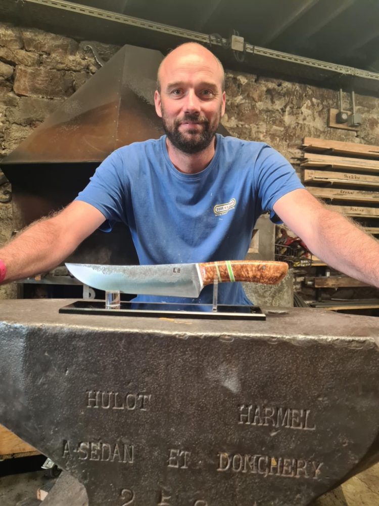 Un couteau de cuisine forgé dans la bonne humeur… et les années 90-2000Benjamin, venu d’Auxonne, a réalisé son premier couteau de cuisine à l’atelier Ô Feu Forgé, dans une atmosphère chaleureuse et teintée de souvenirs d’enfance., Vielverge, O Feu Forgé