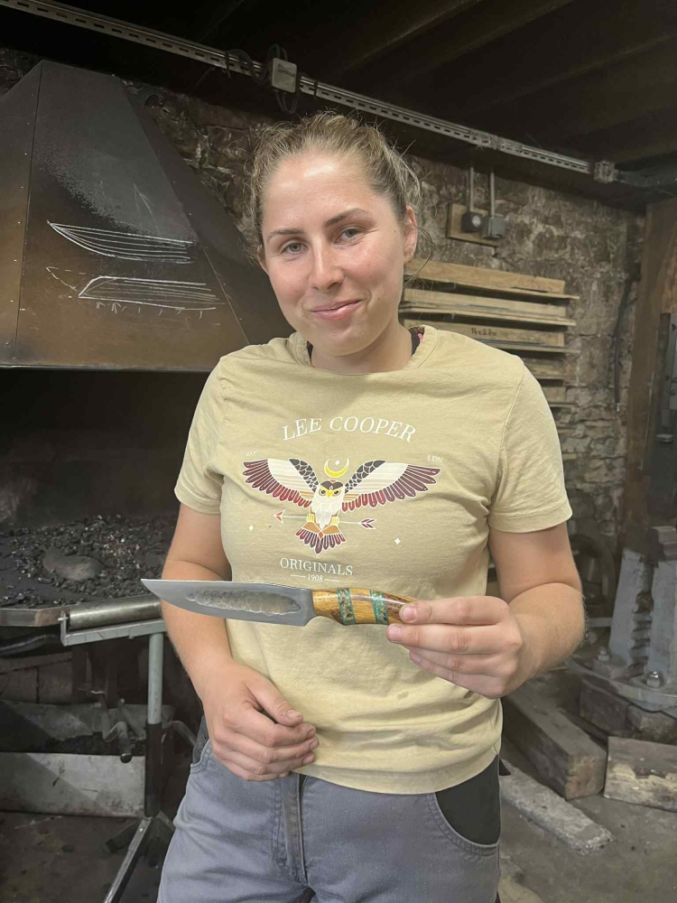 Karolanne forge son Yakut : un couteau entre force et équilibre, Vielverge, O Feu Forgé
