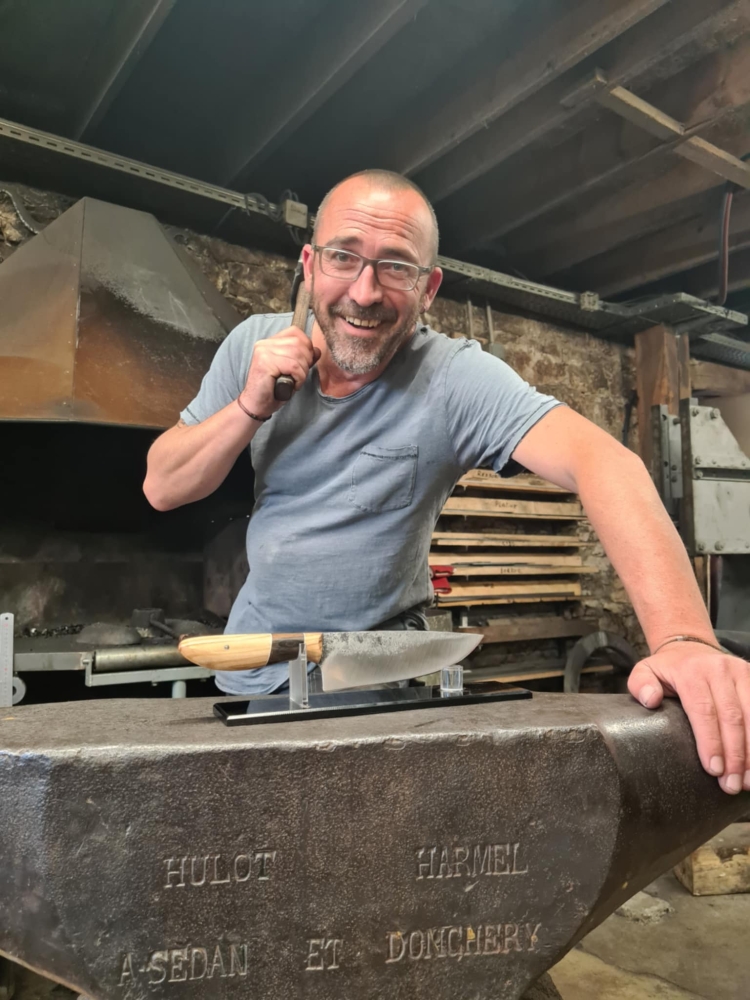 Un couteau forgé entre tradition et précision, Vielverge, O Feu Forgé
