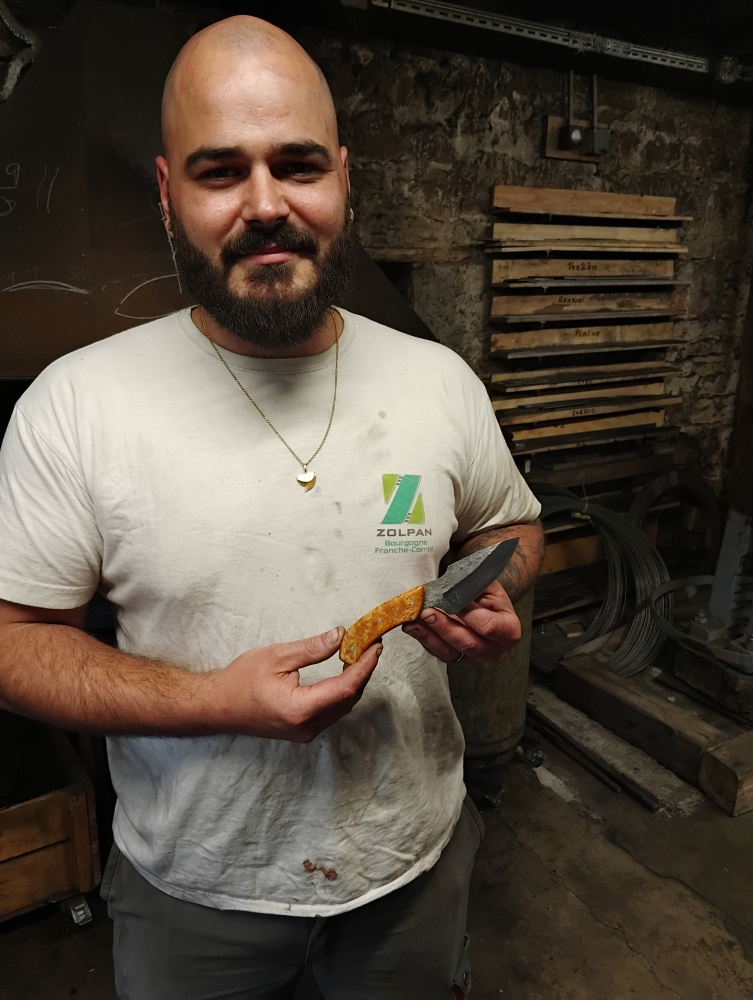 Quand Thomas façonne sa passion : retour sur une immersion au cœur de la forgeThomas découvre l’art du couteau forgé en 80CrV2 et se laisse happer par la passion, Vielverge, O Feu Forgé