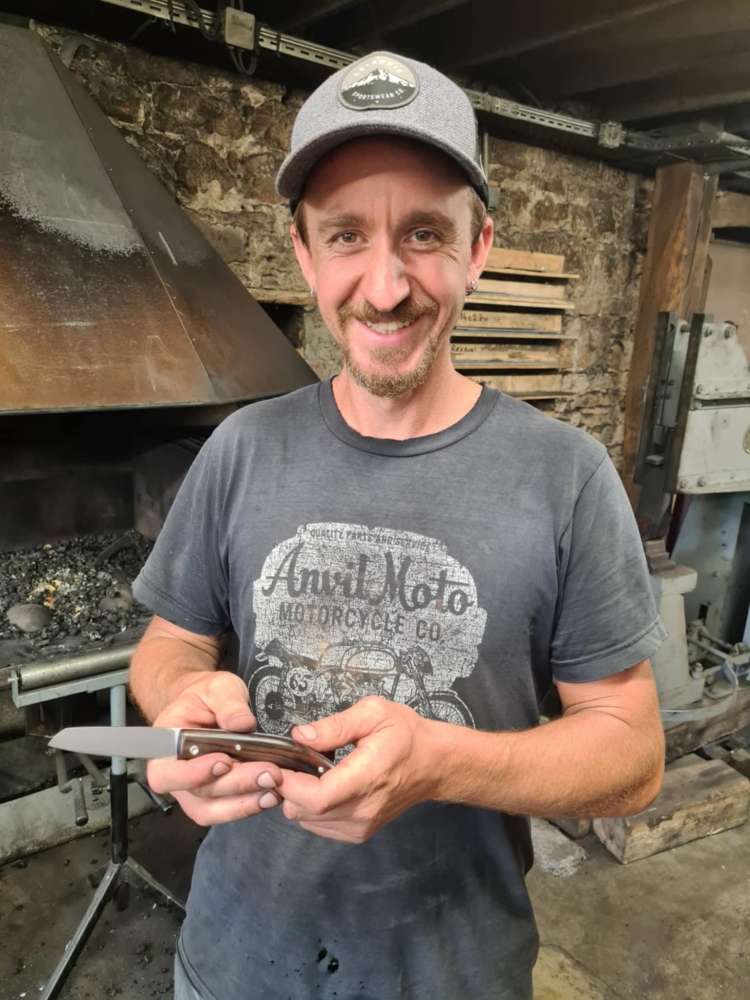 Simon et Le Hardi : une lame soignée, un manche en bois de Santos, et la rigueur au service du geste, Vielverge, O Feu Forgé