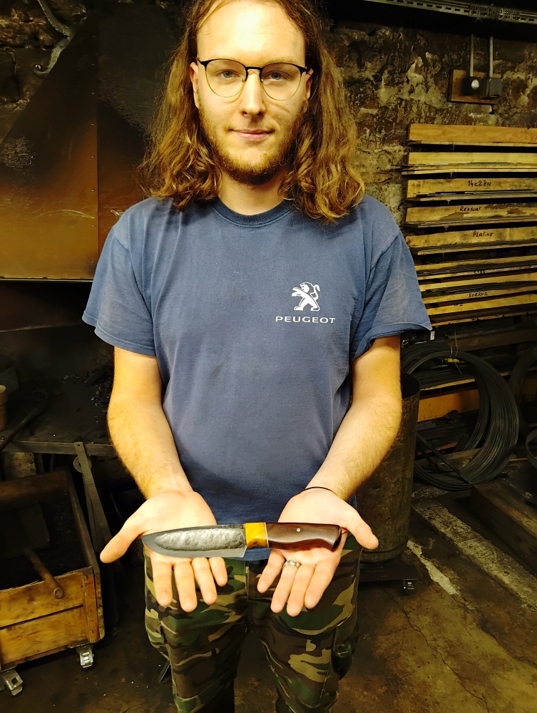 Kilian forge un Yakut de terrain à l’atelier, Vielverge, O Feu Forgé