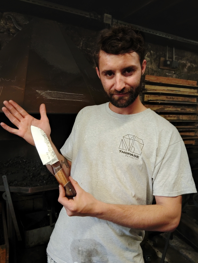 Pascal forge son couteau de cuisine, Vielverge, O Feu Forgé