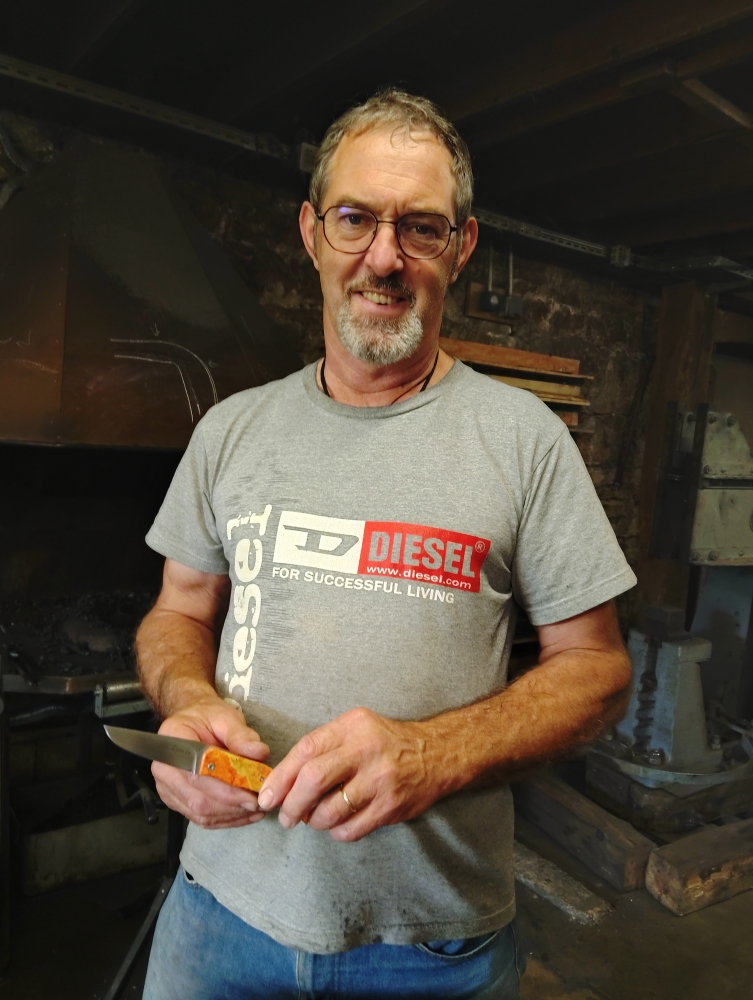 À l’atelier, un pliant chargé d’émotionQuand la transmission prend forme à l’atelier, Vielverge, O Feu Forgé