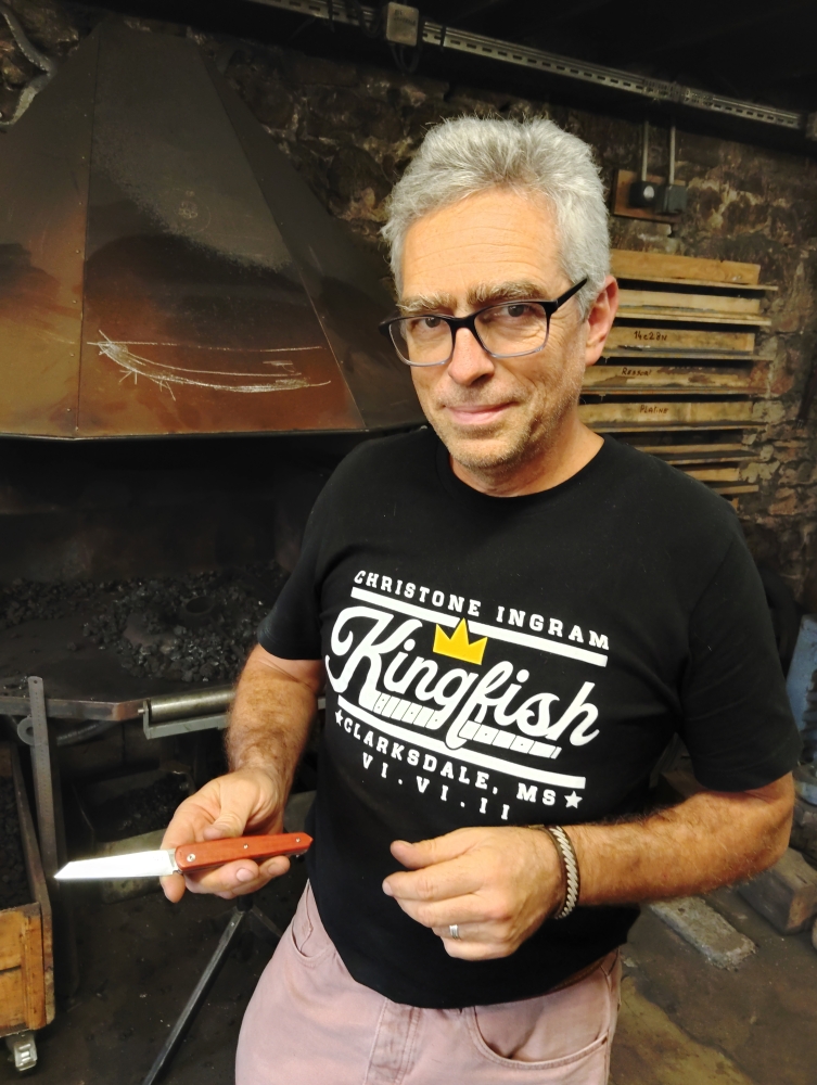 Marc et son couteau pliant « Toucan », Vielverge, O Feu Forgé