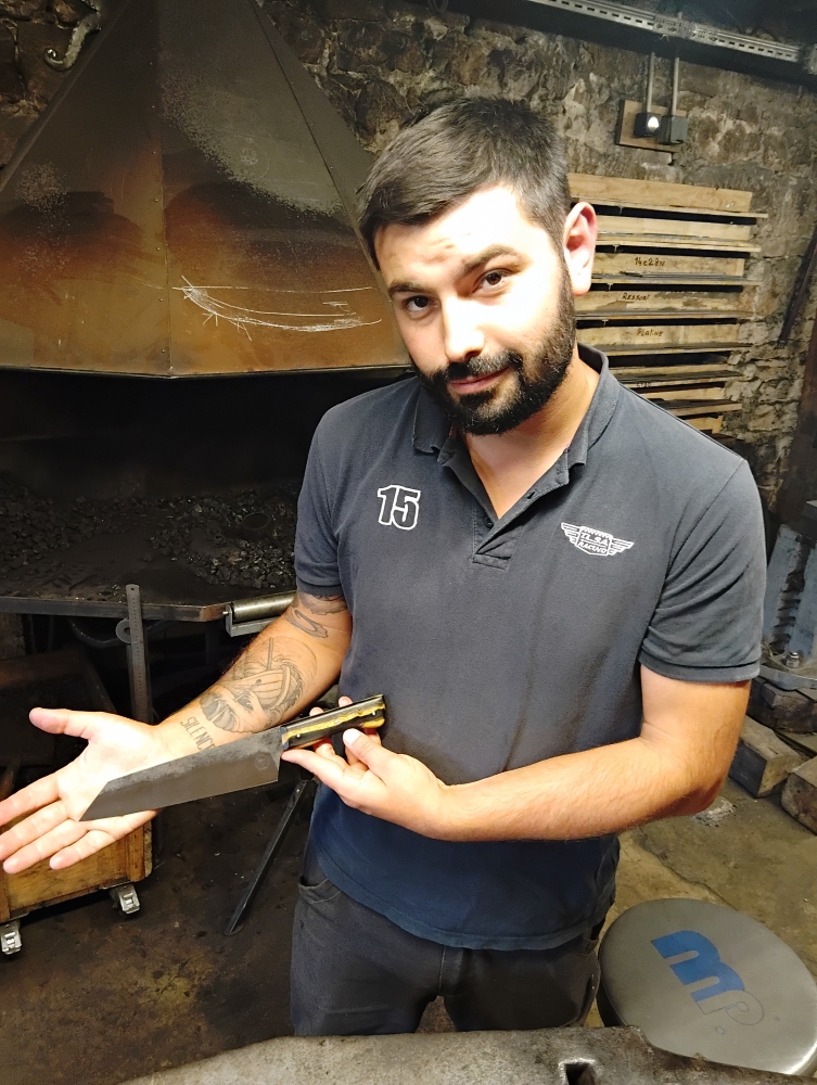 Antoine forge son premier couteau, Vielverge, O Feu Forgé