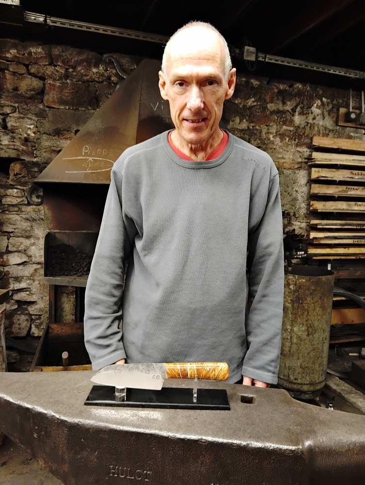 Christophe forge son couteau de cuisine Santoku à l’atelier Ô Feu Forgé, Vielverge, O Feu Forgé