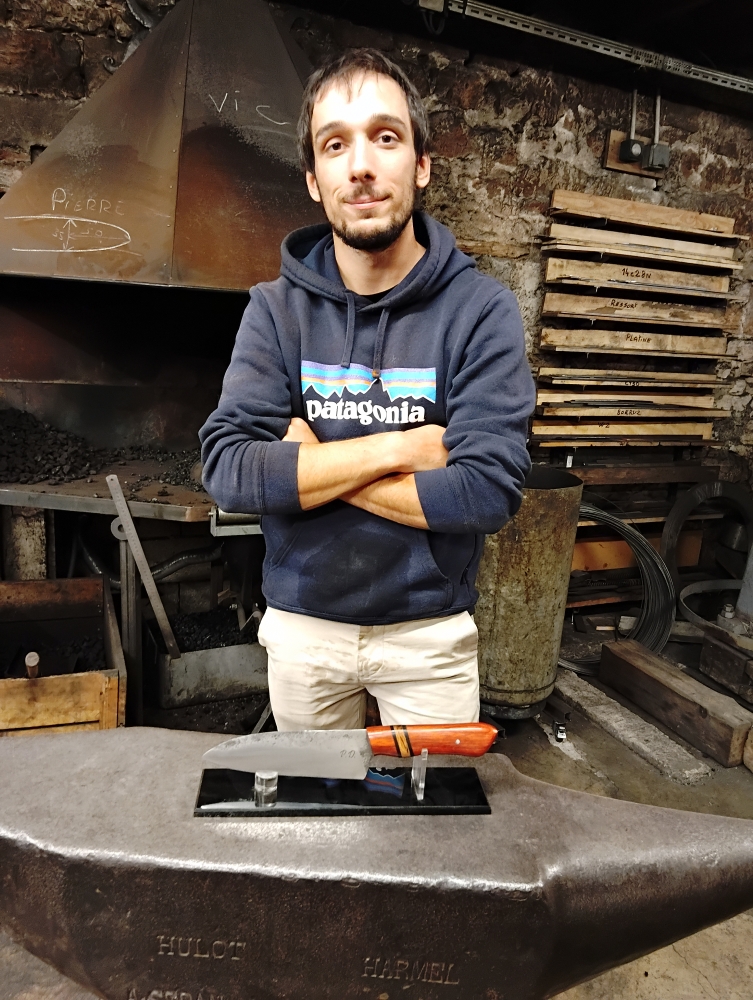 Pierre forge son couteau de cuisine Santoku à l’atelier Ô Feu Forgé, Vielverge, O Feu Forgé