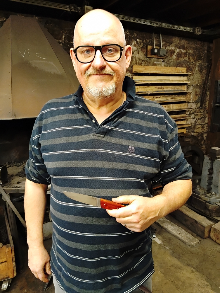 Jean-Christophe crée son couteau de table à l’atelier Ô Feu Forgé, Vielverge, O Feu Forgé