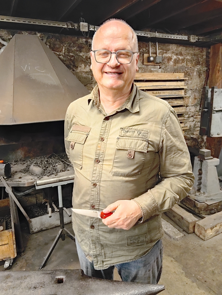Pierre-Yves découvre la coutellerie artisanale à l’atelier Ô Feu Forgé, Vielverge, O Feu Forgé