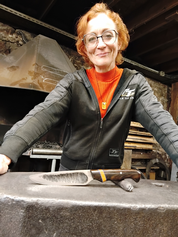 Cécile forge son couteau Yakut à l’atelier Ô Feu Forgé, Vielverge, O Feu Forgé