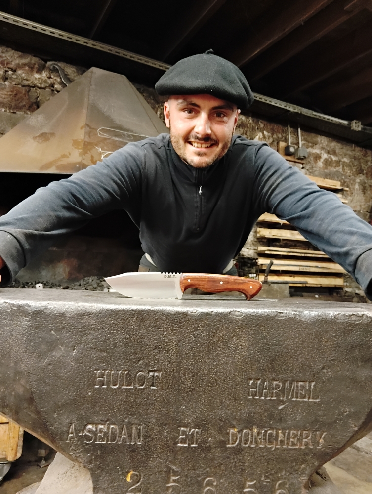 Quentin et son couteau : une journée vraie, sans détour, Vielverge, O Feu Forgé