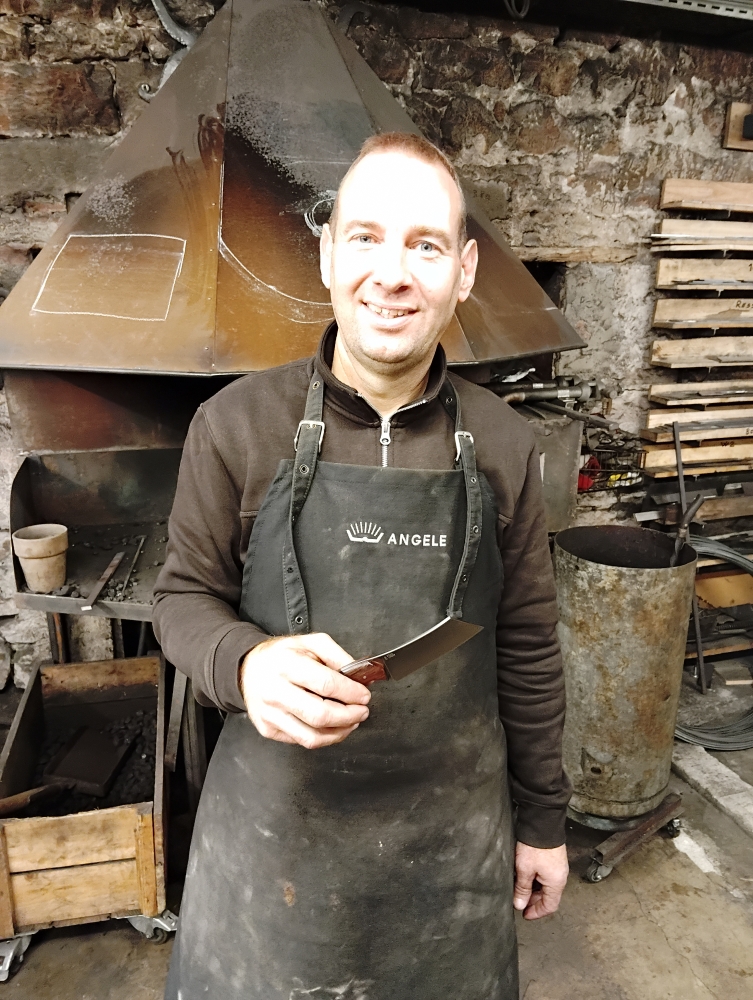 Journée de découverte de la coutellerie artisanale avec un maréchal-ferrant passionné, Vielverge, O Feu Forgé