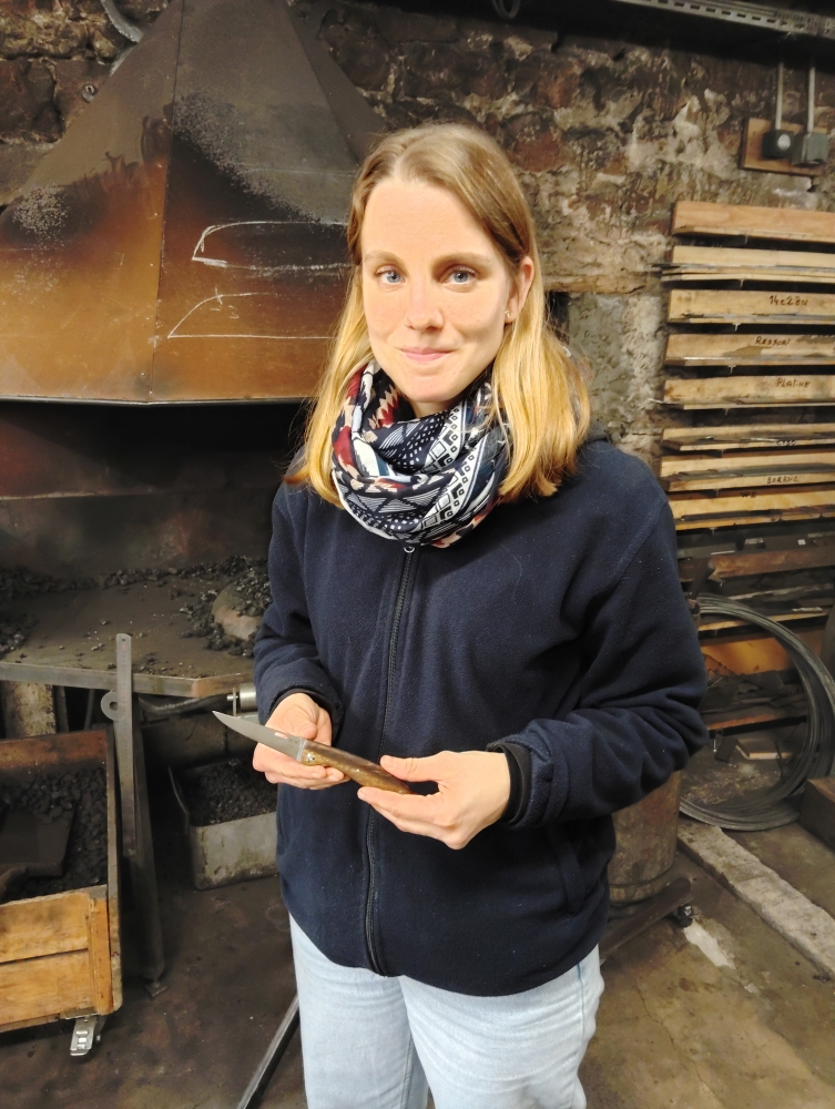 Maude crée son couteau pliant le Tochou en albizia, Vielverge, O Feu Forgé