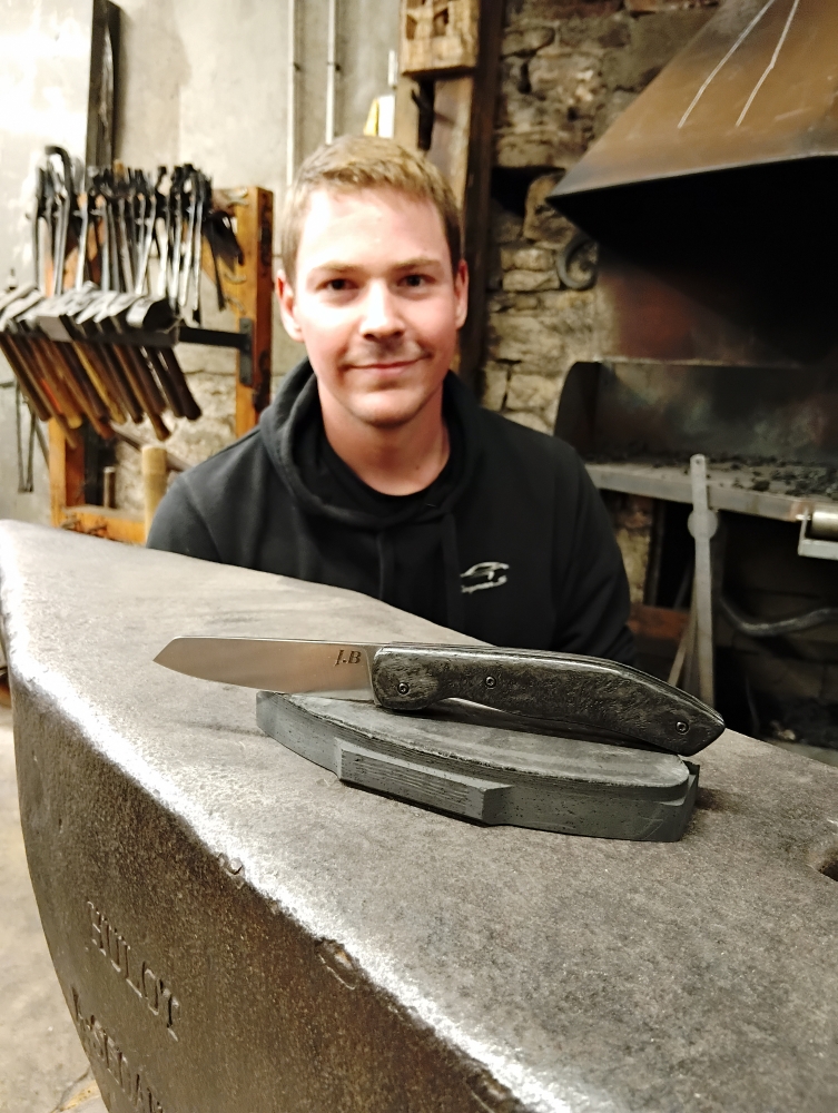 Baptiste, un ancien mécano de F1, crée un couteau pliant unique, Vielverge, O Feu Forgé