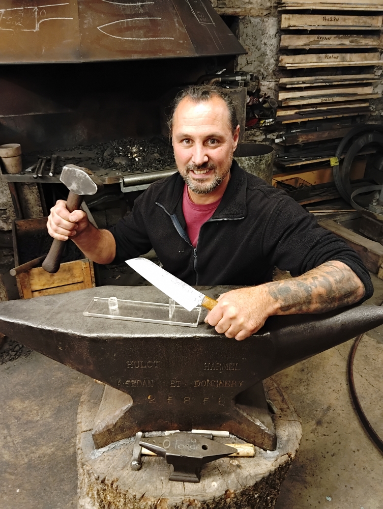 Un couteau forgé en 135Cr3 type santoku pour David, Vielverge, O Feu Forgé