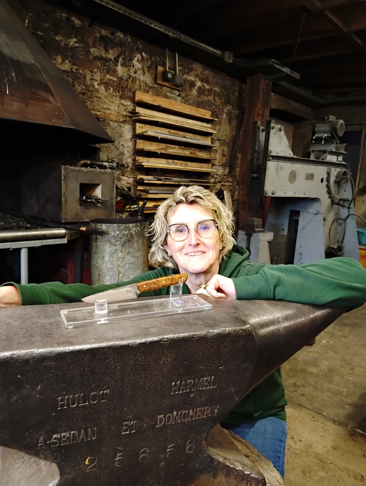 Yveline réussit la création de son couteau de table après plusieurs essais, Vielverge, O Feu Forgé