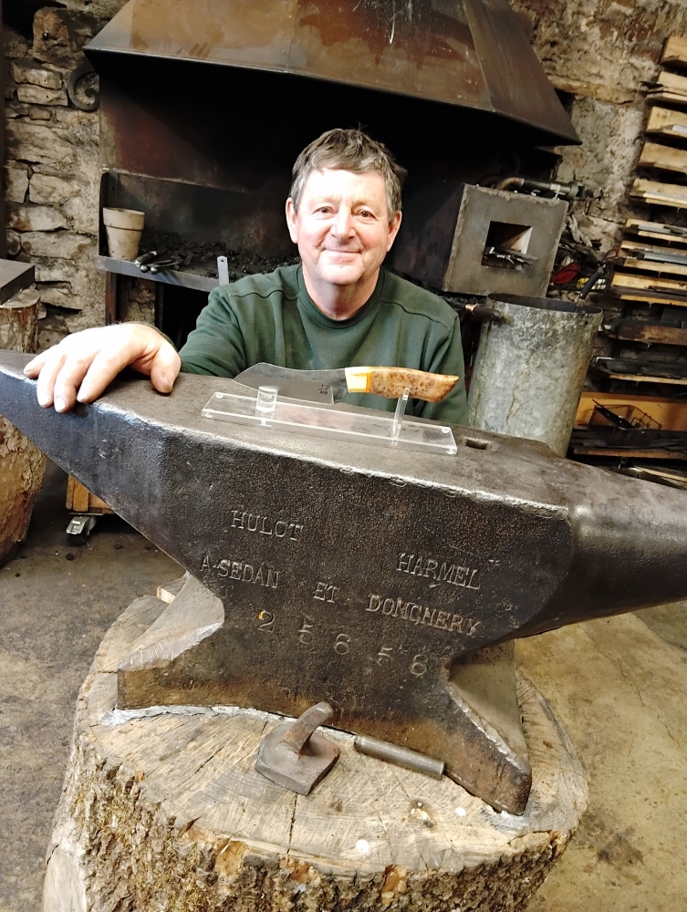 Jean Pierre découvre la coutellerie à la forge, Vielverge, O Feu Forgé