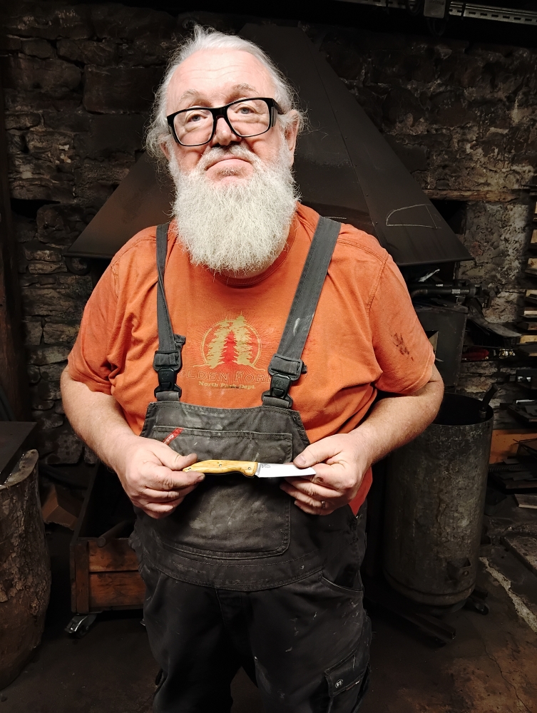 Alain découvre l'univers de l'acier avec le couteau pliant "Hardi", Vielverge, O Feu Forgé