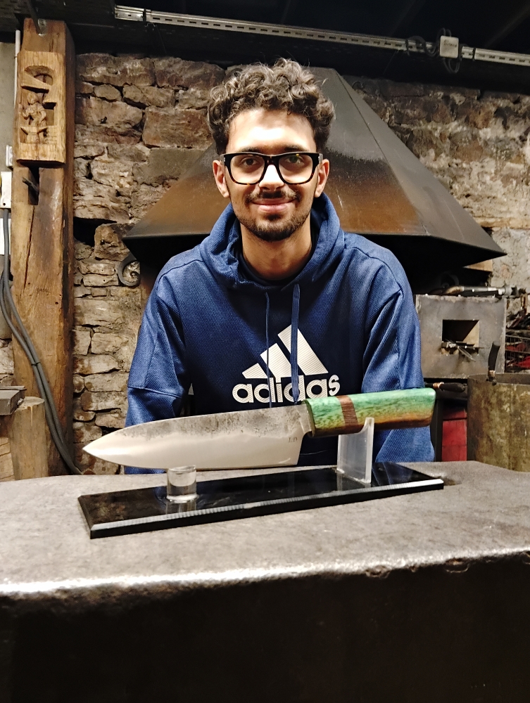 Ilhan forge un couteau de cuisine unique, Vielverge, O Feu Forgé