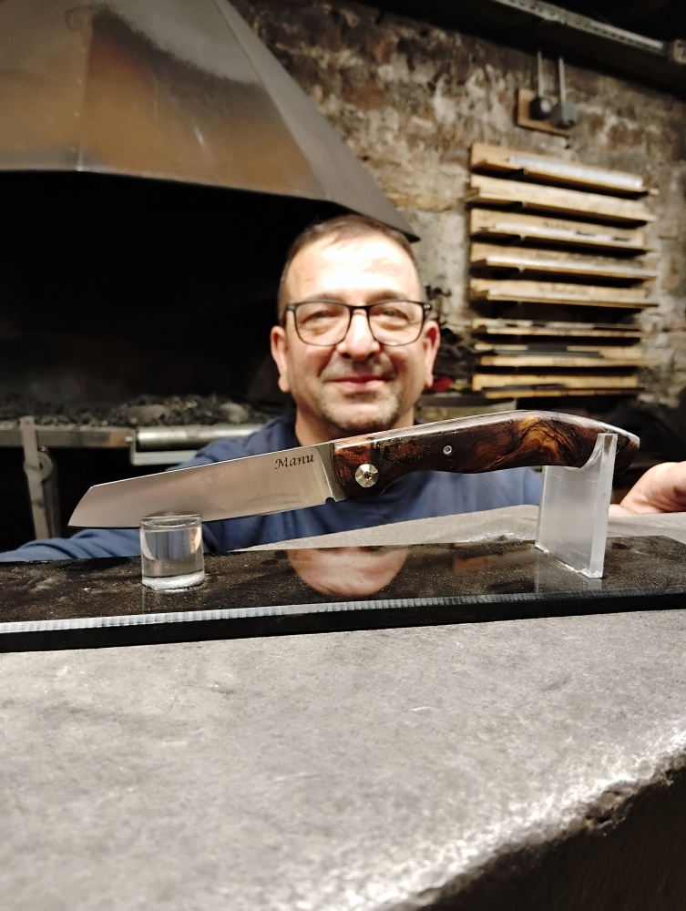 Emmanuel réalise son couteau pliant artisanal au modèle Le Hardi, Vielverge, O Feu Forgé