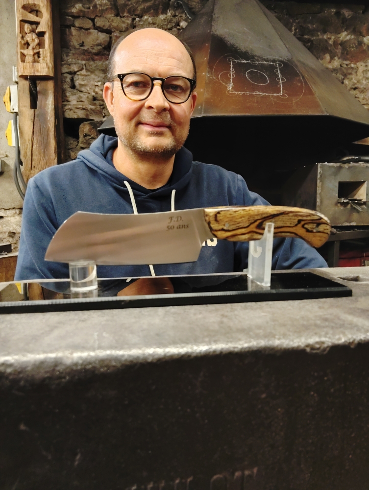 Franck se lance dans la création de son couteau, Vielverge, O Feu Forgé