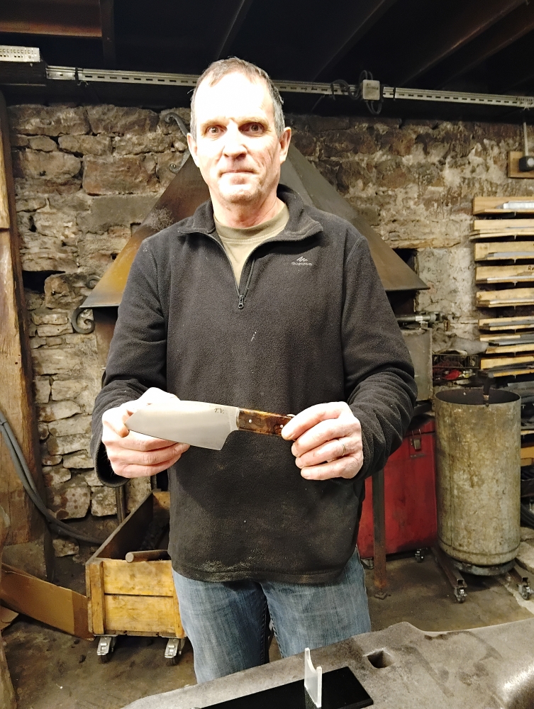 Thierry est arrivé sans idée… et est reparti avec son propre couteau, Vielverge, O Feu Forgé