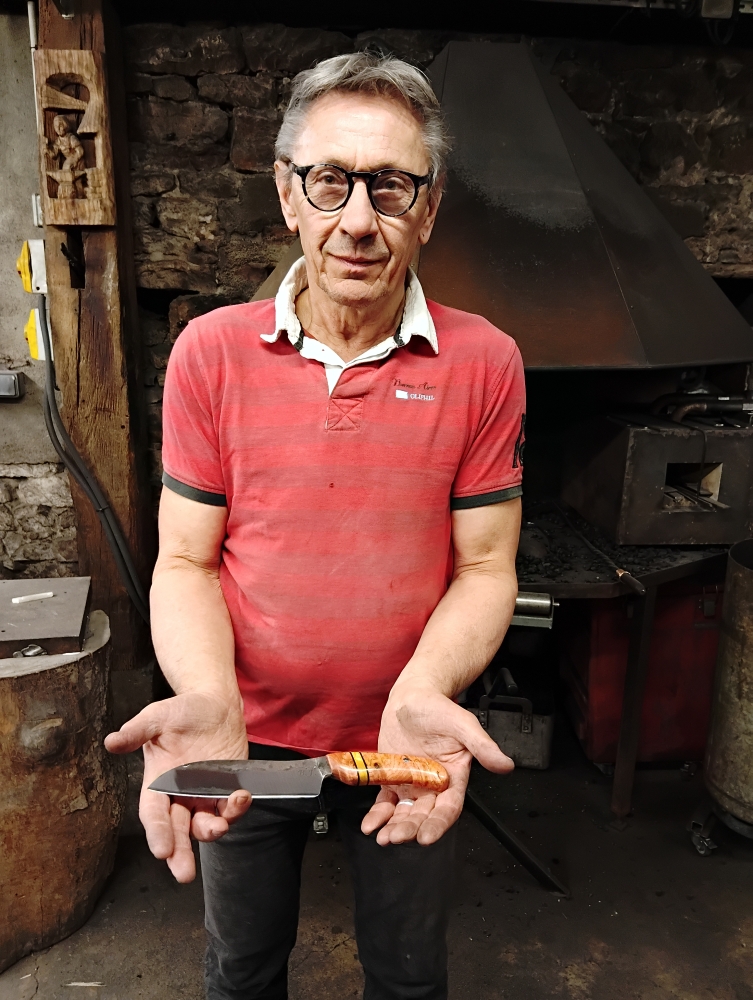 Bernard forge son couteau : une expérience unique chez O Feu Forgé, Vielverge, O Feu Forgé
