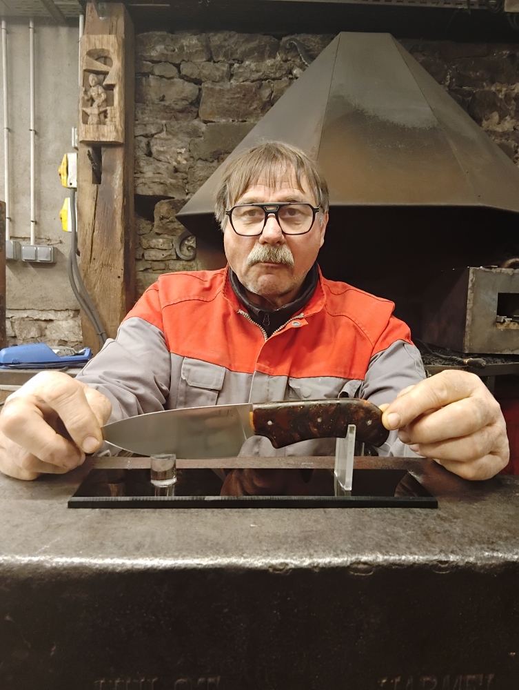 Jean-François, retraité… mais jamais à court d’énergie, Vielverge, O Feu Forgé