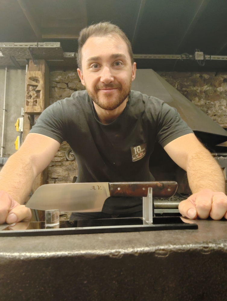 Antoine crée son couteau de cuisine à O Feu Forgé, Vielverge, O Feu Forgé