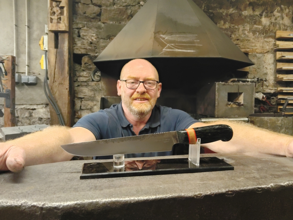 Immersion dans l'art de la forge : Cyriaque crée un couteau de cuisine exceptionnel, Vielverge, O Feu Forgé