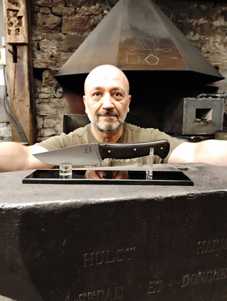 Christophe a réalisé son couteau utilitaire sur une journée, Vielverge, O Feu Forgé