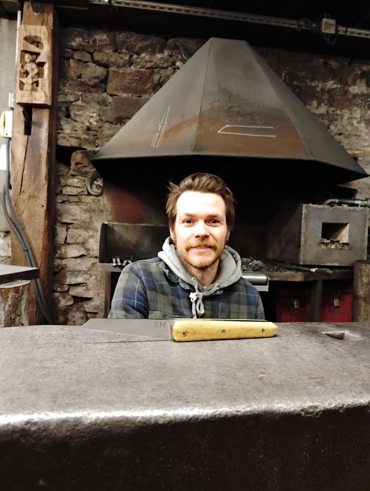 Robin et le défi du couteau Toucan chez O Feu Forgé, Vielverge, O Feu Forgé