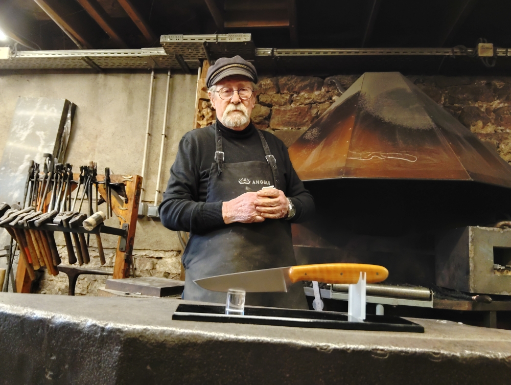 Claude fabrique son couteau en méthode stock removal, Vielverge, O Feu Forgé