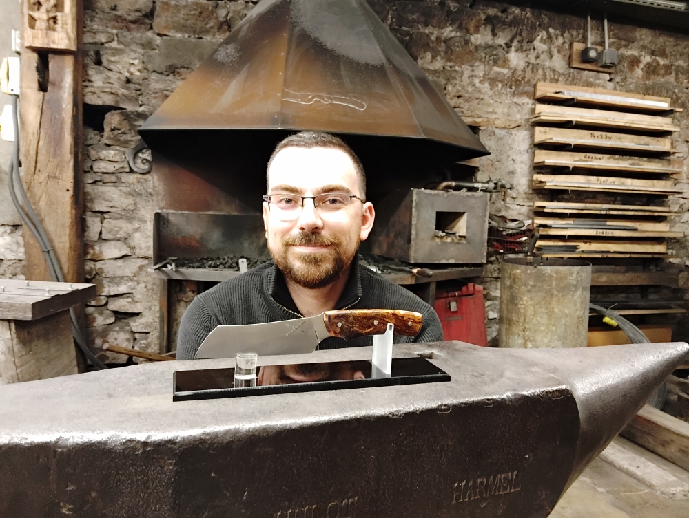 Un couteau unique créé lors d'un stage à O Feu Forgé, Vielverge, O Feu Forgé