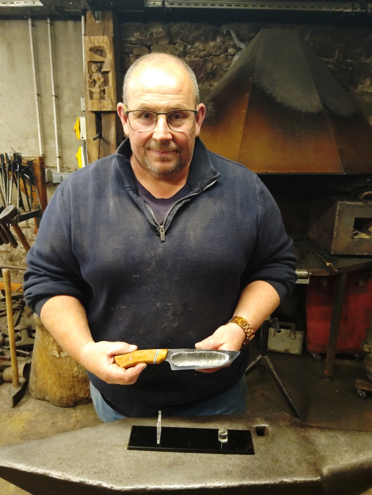Sylvain forge son couteau Yakut XXL à l'atelier O Feu Forgé, Vielverge, O Feu Forgé