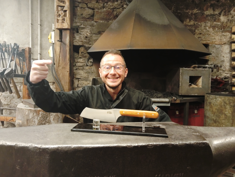 Stage de coutellerie : Maxime fabrique son premier couteau, Vielverge, O Feu Forgé