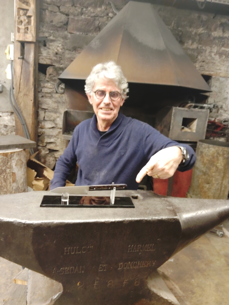Stage coutellerie : Bertrand découvre comment fabriquer son couteau artisanal, Vielverge, O Feu Forgé