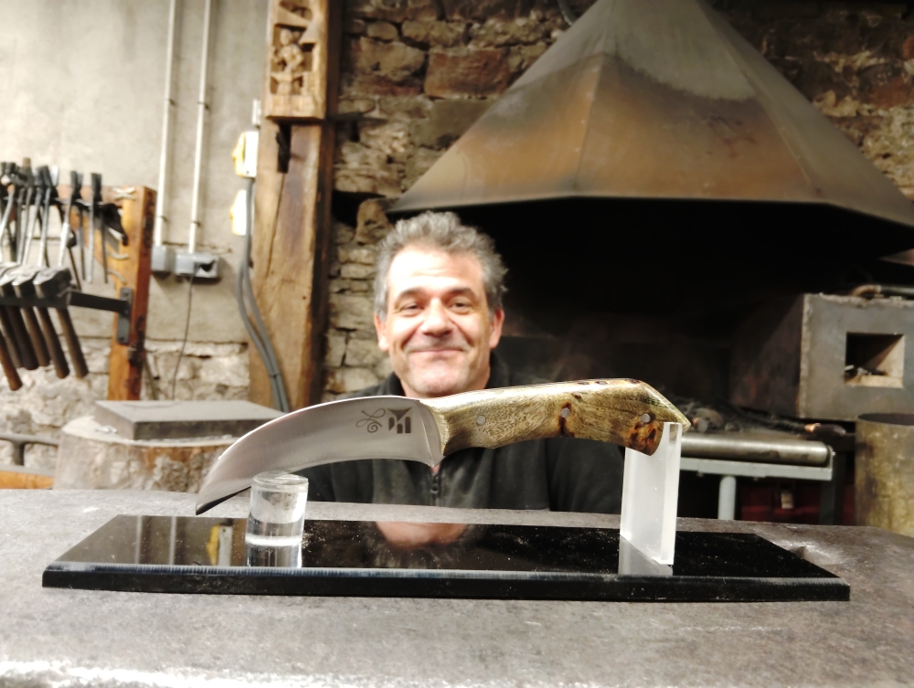 Stage de coutellerie : Jérôme fabrique son couteau à champignon  Fabriquer son couteau : l’expérience de Jérôme en stage de coutellerie, Vielverge, O Feu Forgé
