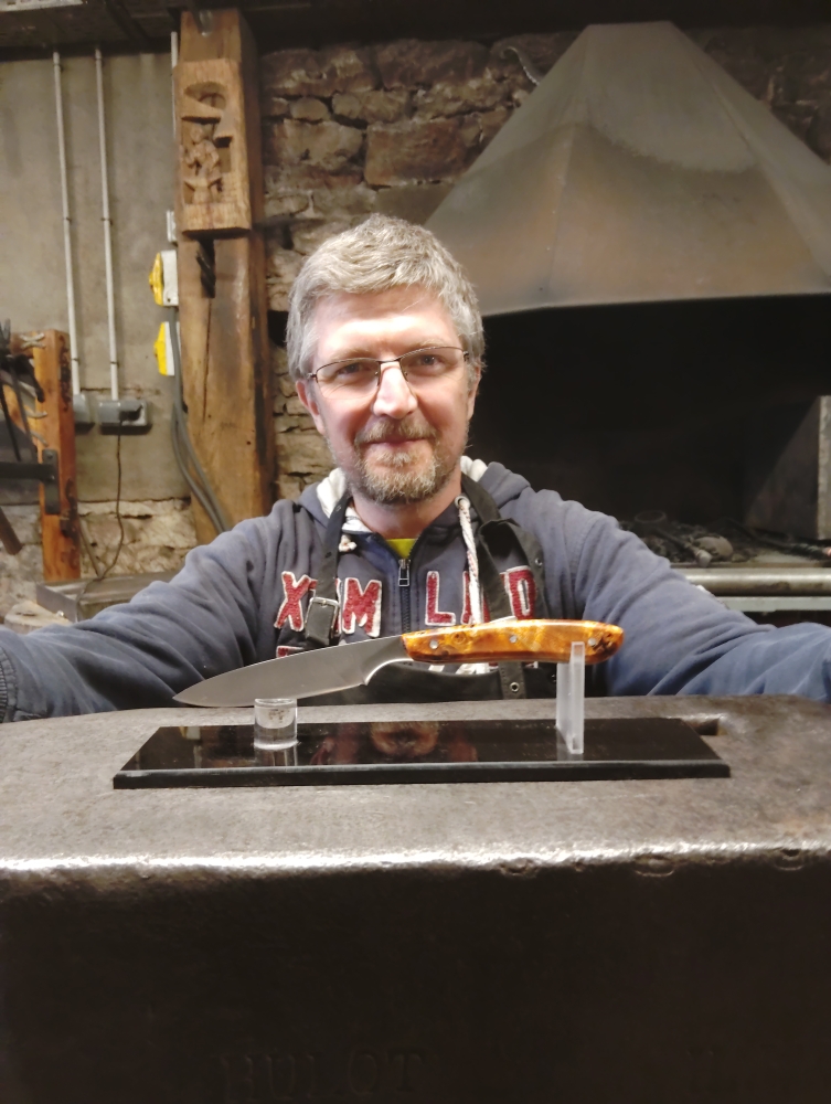 Stage de coutellerie : Nicolas fabrique son couteau de table, Vielverge, O Feu Forgé